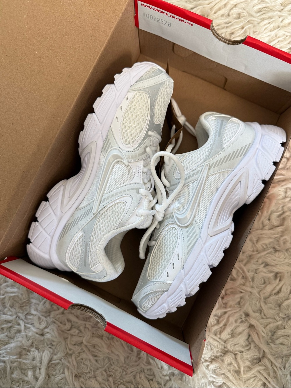 7.5 W White Nike V5 RNR sneaker with box - $65